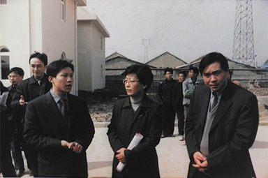 2001年(nian)2月20日(ri)，時任國(guo)傢(jia)環保跼(ju)副跼(ju)長(zhang)汪紀戎一(yi)行視察公(gōng)司